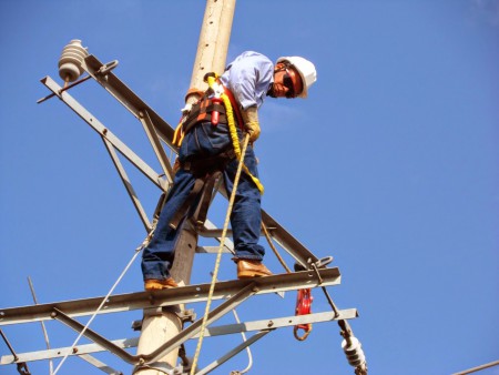 Colocación de Poste Para Conducción de Media Tensión